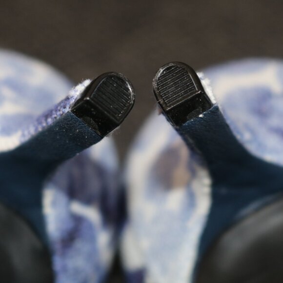 NWOT Blue and white Kitten heel pumps - Picture 5 of 5